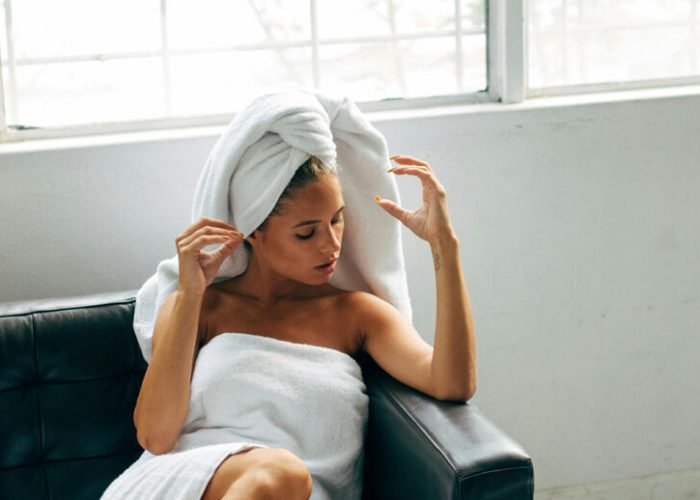 Andar pelado no próprio apartamento: pode ou não? Confira