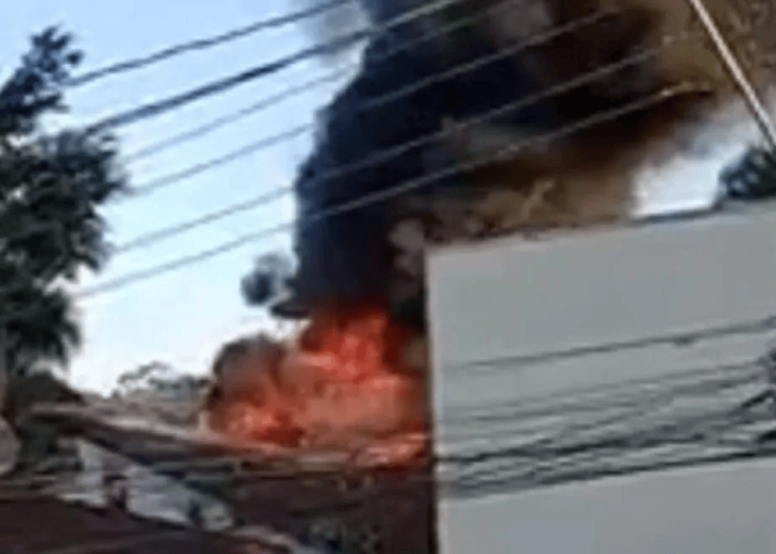 Incêndio destrói sótão de casa e assusta moradores de condomínio; VÍDEO